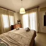 Sunny Palms Penthouse Apartment *